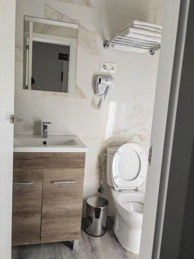 Hostal Golden 21*** Madrid Bagian luar foto